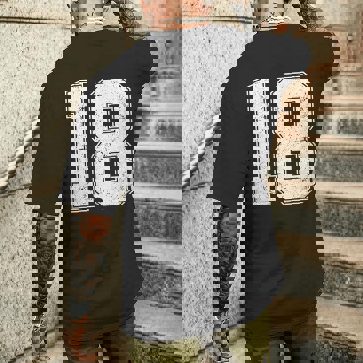 番号18シャツ、番号付き ヴィンテージ 18歳の誕生日 メンズTシャツ バックプリント 彼への贈り物