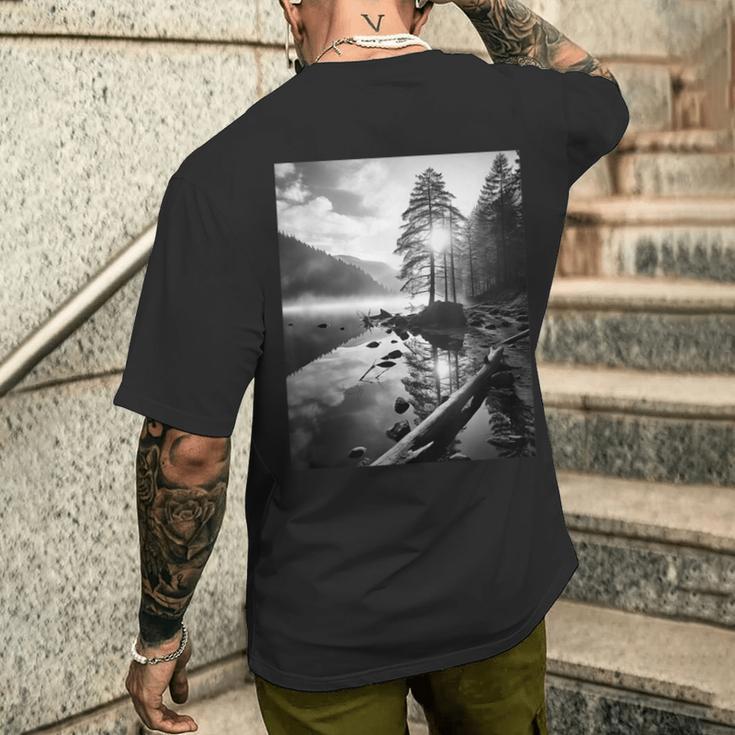 白黒写真 木と川の写真 メンズTシャツ バックプリント 彼への贈り物