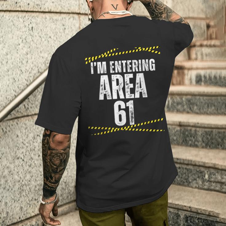私は61歳の誕生日 おもしろい エリアに入ってる 61歳 メンズTシャツ バックプリント 彼への贈り物