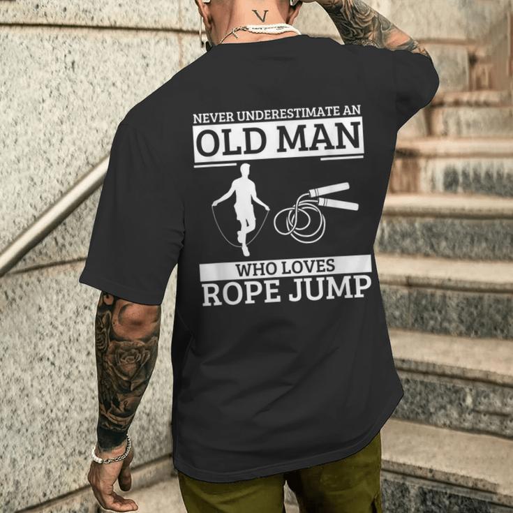 縄跳び 縄跳びが大好きな老人を過小評価しない メンズTシャツ バックプリント 彼への贈り物