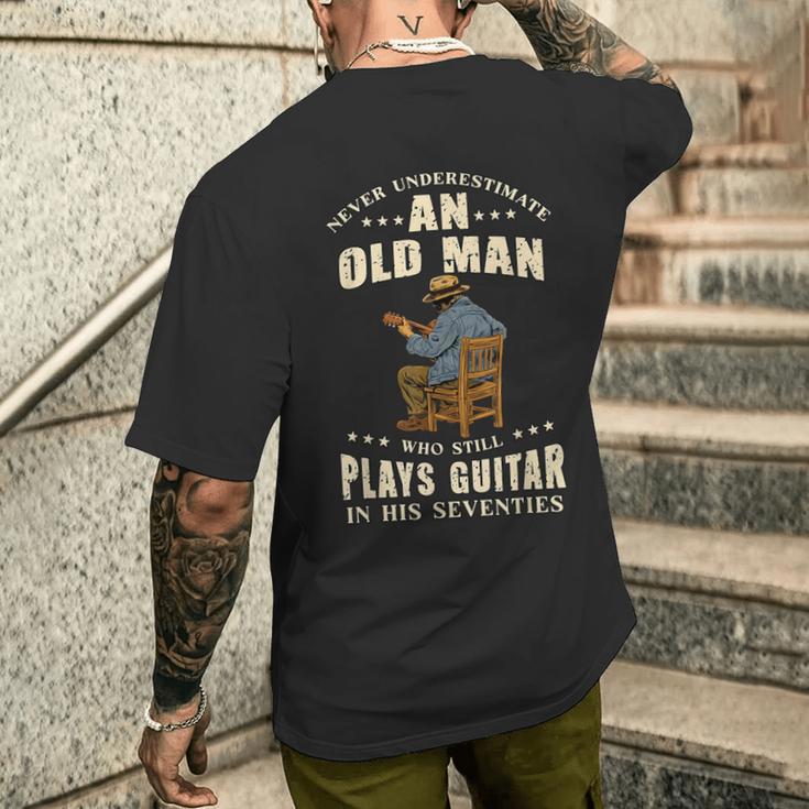 老人はギターを弾く セブンティーズ・ギタリストを過小評価するな メンズTシャツ バックプリント 彼への贈り物
