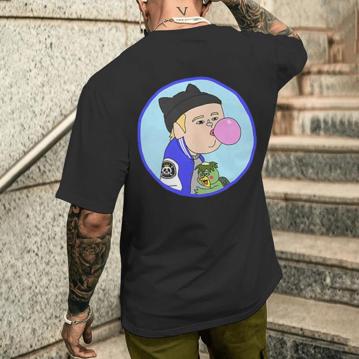 耳付きニットキャップを被った青年 河童の子を抱きながらガムを膨らます メンズTシャツ バックプリント 彼への贈り物