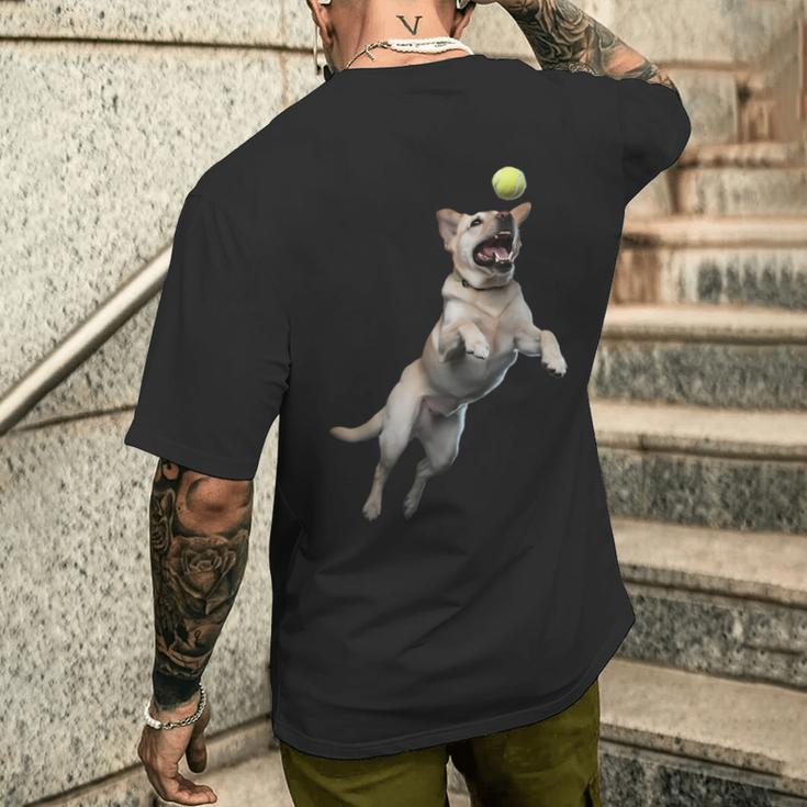 遊び心のあるラブラドールレトリーバー フェッチ 追いかけてテニスボール メンズTシャツ バックプリント 彼への贈り物