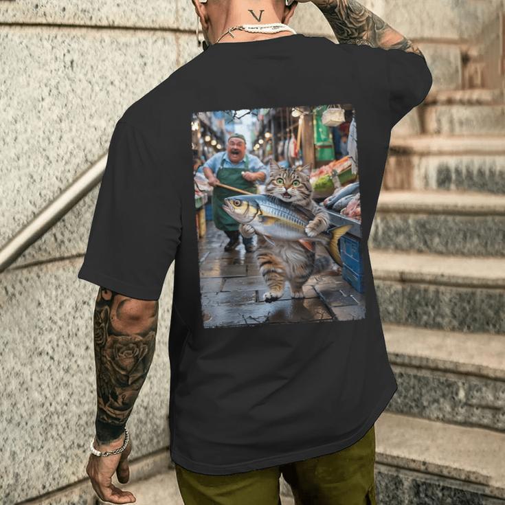 面白い猫が市場で魚を盗む猫好きの楽しみ。 メンズTシャツ バックプリント 彼への贈り物