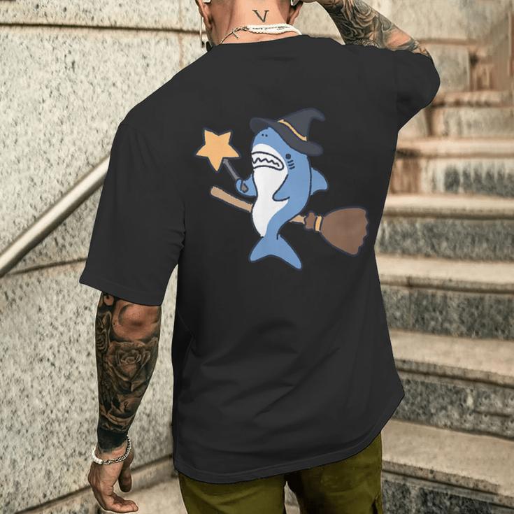 魔法を使いそうなサメ ハロウィン メンズTシャツ バックプリント 彼への贈り物