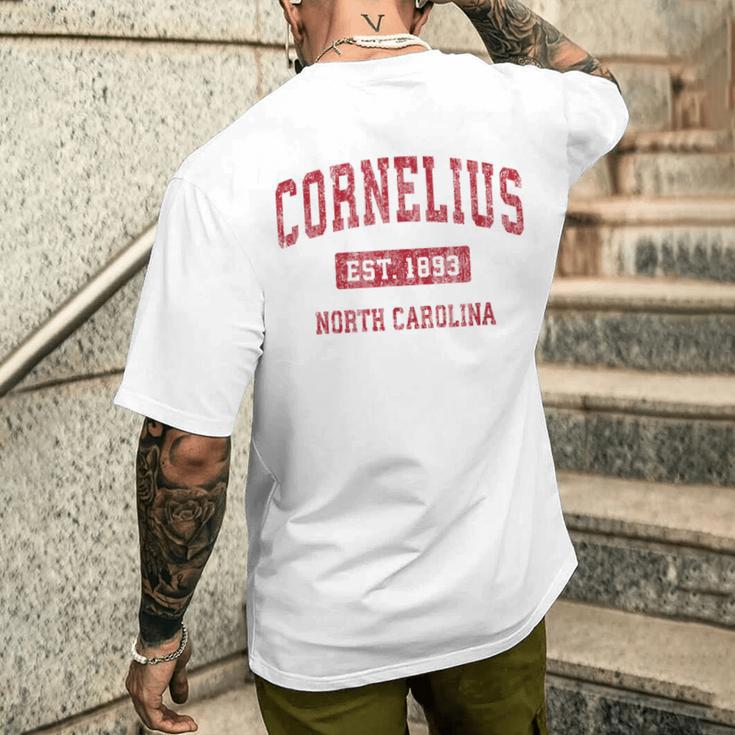 Cornelius North Carolina Nc ビンテージスポーツデザイン レッドデザイン メンズTシャツ バックプリント 彼への贈り物