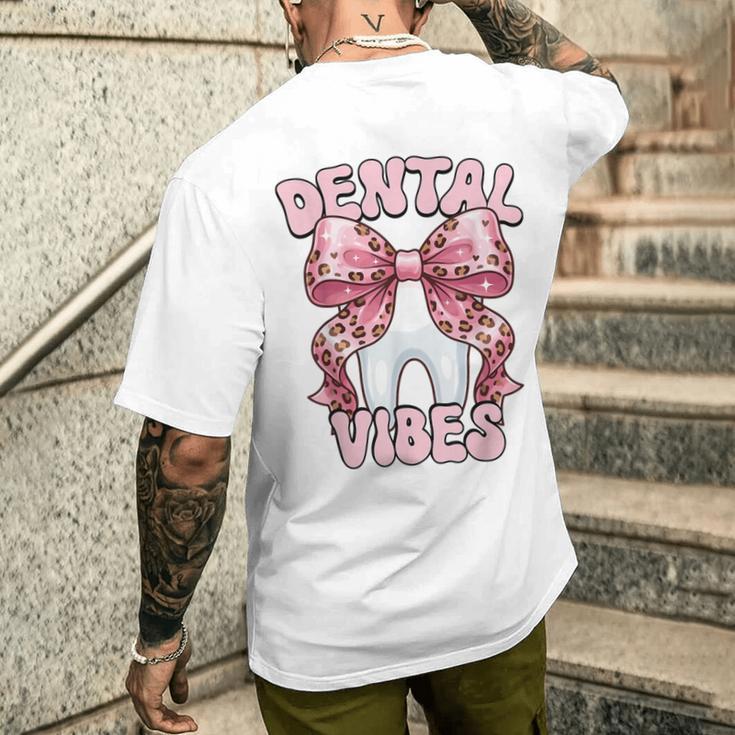 Dentalibes 歯 ピンク ヒョウ柄 弓 歯科医 メンズTシャツ バックプリント 彼への贈り物