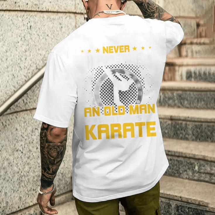 Never Underestimate An Old Man Who Know Karate メンズTシャツ バックプリント 彼への贈り物