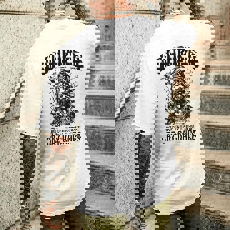 Old Hippies Don't Die They Turn Into Crazy Grandpas メンズTシャツ バックプリント 彼への贈り物