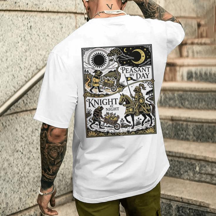 Peasant By Day Knight By Night ルネッサンスフェア ファニー カエル メンズTシャツ バックプリント 彼への贈り物