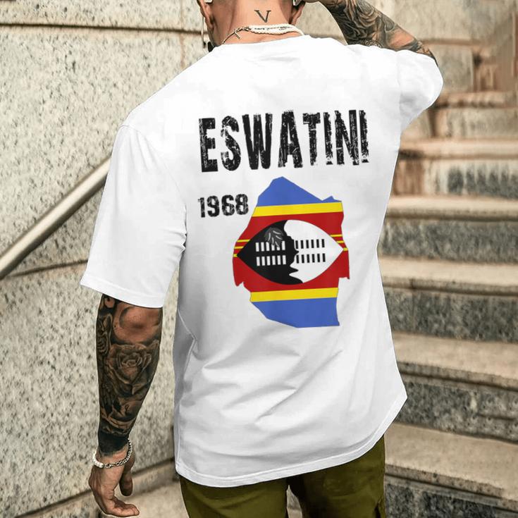 エスワティニ地図旗 制定。 メンズTシャツ バックプリント 彼への贈り物