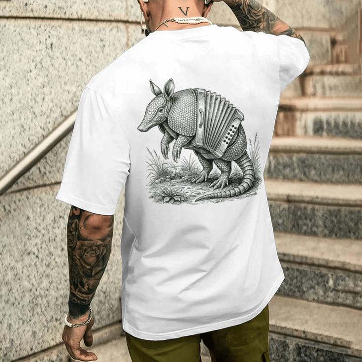 シュールなアコーディオンミュージカルアルマジロアート メンズTシャツ バックプリント 彼への贈り物