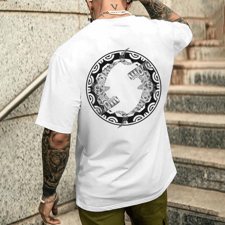 ニュージーランド ハンマーヘッド サメ サークル シンボル マオリ族。 メンズTシャツ バックプリント 彼への贈り物