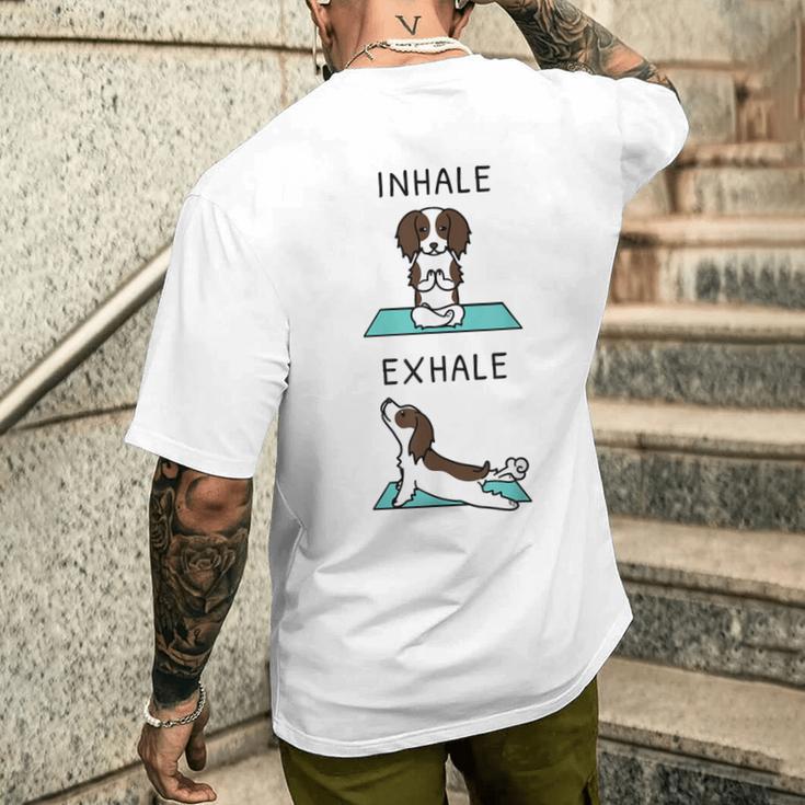 ヨガ吸い込む息を吐くイングリッシュ・スプリンガー・スパニエル犬 メンズTシャツ バックプリント 彼への贈り物