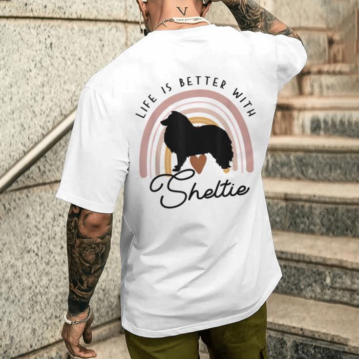 ライフ・イズ・ベターシェットランド・シープドッグ・シェルティ・レインボー・ドッグ・マム メンズTシャツ バックプリント 彼への贈り物