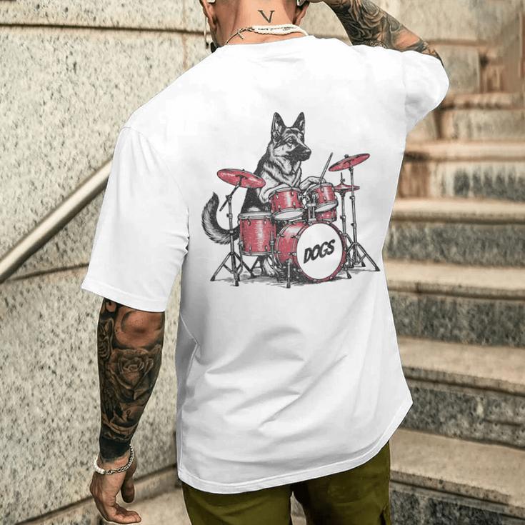 ヴィンテージジャーマンシェパード犬の演奏ドラム。 メンズTシャツ バックプリント 彼への贈り物