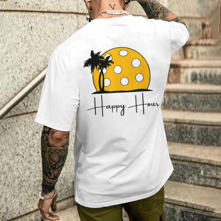 楽しいピックルボールシャツ、Happy Hour、大きなピックルボールの夕日。 メンズTシャツ バックプリント 彼への贈り物