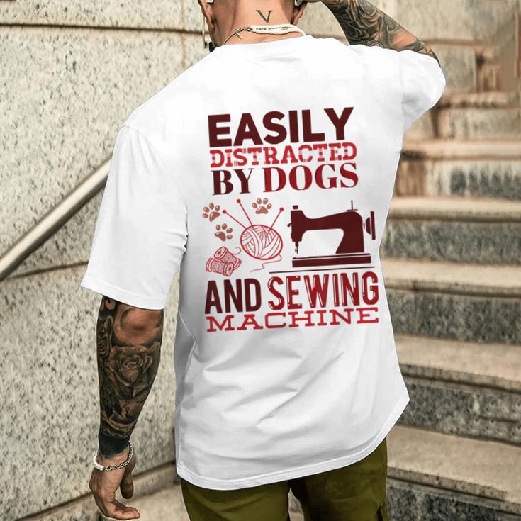 犬やミシンに気を取られやすい おもしろ裁縫 メンズTシャツ バックプリント 彼への贈り物