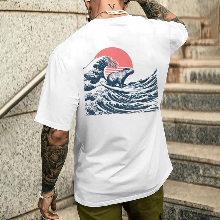 神奈川沖のビッグウェーブでサーフィンをするサーファーのカピバラ メンズTシャツ バックプリント 彼への贈り物