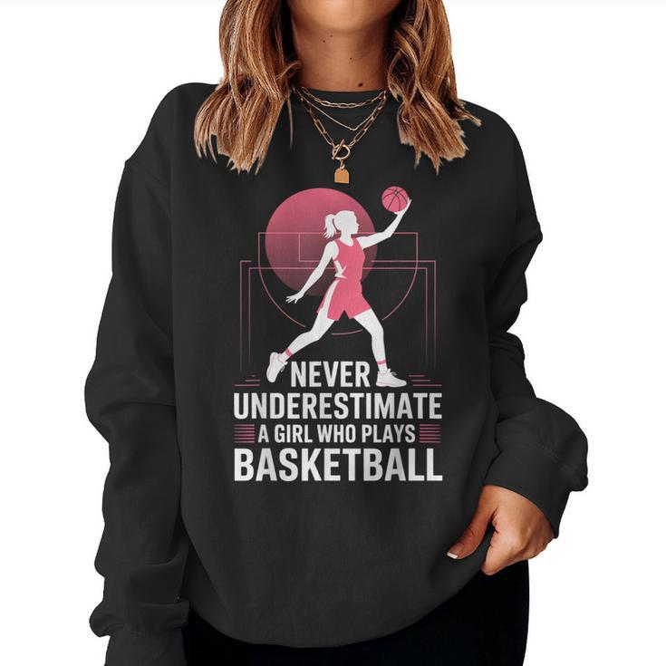 Hoops Never Underestimate A Girl Who Playing Basketball レディーススウェットシャツ