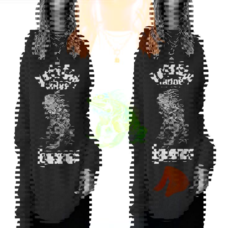 Just A Girl Who Loves イグアナ レディーススウェットシャツ