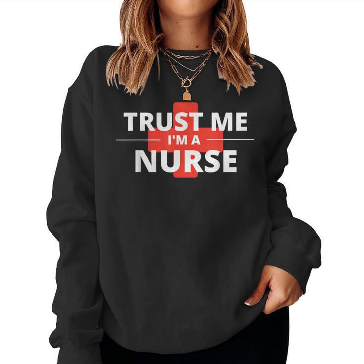 Trust Me Im A Nurseシャツは、すべての看護師、家族、友人に贈ることができます。 レディーススウェットシャツ