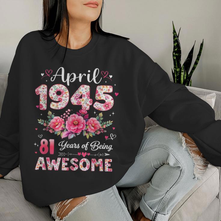 81歳 1945年4月 花柄 81歳 誕生日 男性 女性 レディーススウェットシャツ 彼女への贈り物