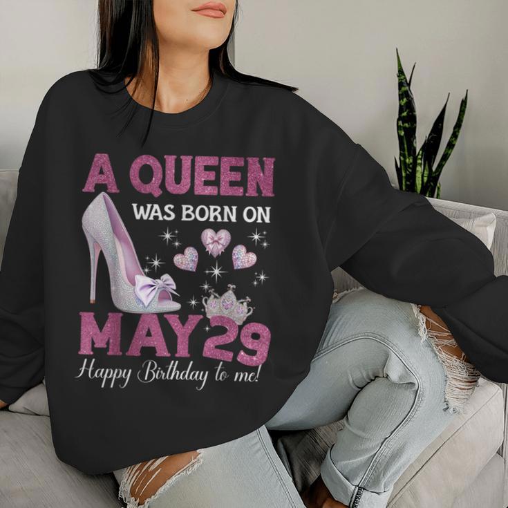 A Queen Was Born On 5月29日 ガーリー 誕生日 クイーン レディーススウェットシャツ 彼女への贈り物