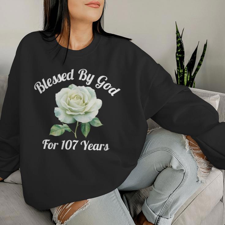 Blessed By God For 107 Yeasオールドローズフラワー 107歳の誕生日 長袖tシャツ レディーススウェットシャツ 彼女への贈り物