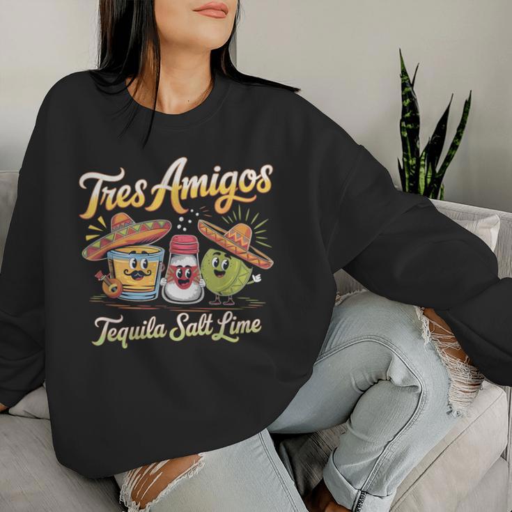 Drinking 3 Tres Amigos Tequila ソルト ライム シンコ・デ・マヨ レディーススウェットシャツ 彼女への贈り物
