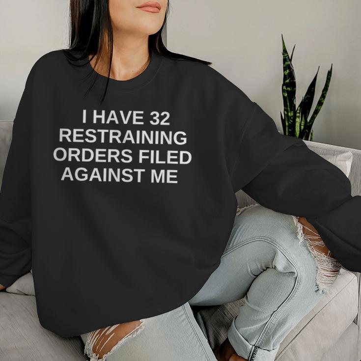I Have 32 Restraining Orders Filled Against Me Offensiveギフト レディーススウェットシャツ 彼女への贈り物
