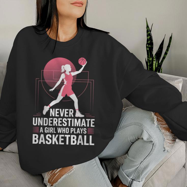 Hoops Never Underestimate A Girl Who Playing Basketball レディーススウェットシャツ 彼女への贈り物