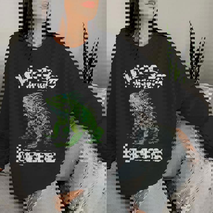 Just A Girl Who Loves イグアナ レディーススウェットシャツ 彼女への贈り物