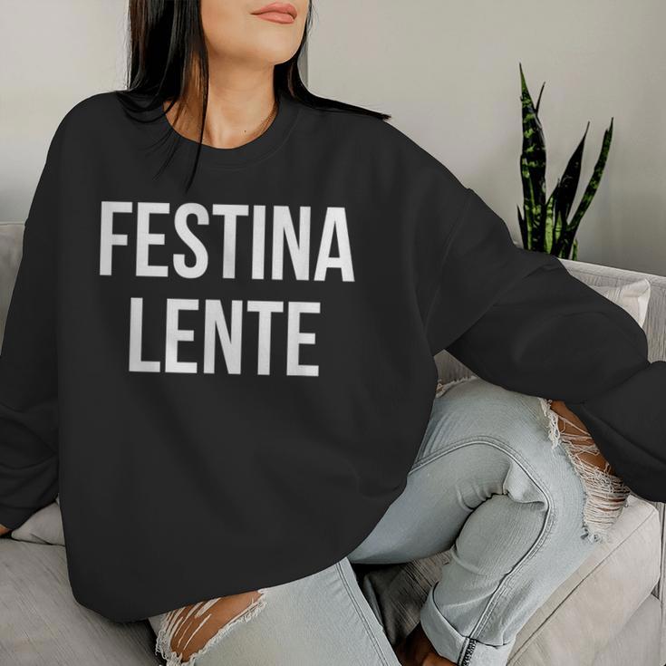 Make Hastelowly Festina Lente ラテン語インスピレーション引用 レディーススウェットシャツ 彼女への贈り物