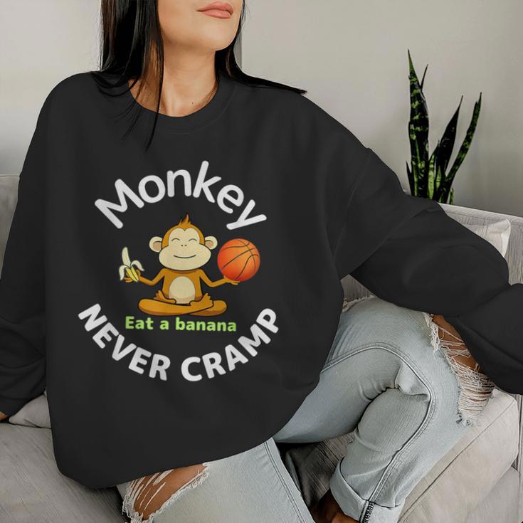 Monkey Never Cramp Eat A Banana Basketball レディーススウェットシャツ 彼女への贈り物