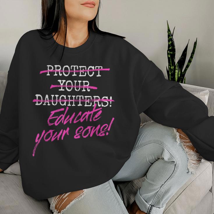 Protect Your Daughters 娘を守るために 息子を教育するために フェミニズムを理解するために レディーススウェットシャツ 彼女への贈り物