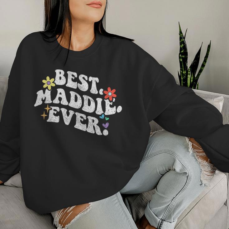 Retro Groovy Best Maddie Ever ファーストネーム 母の日 女の子 レディーススウェットシャツ 彼女への贈り物