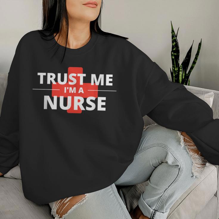 Trust Me Im A Nurseシャツは、すべての看護師、家族、友人に贈ることができます。 レディーススウェットシャツ 彼女への贈り物