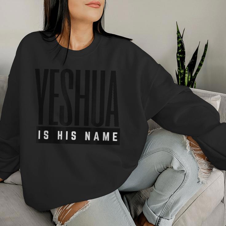 Yeshua Is His Name Jesus Christian Faith 引用句 インスピレーション レディーススウェットシャツ 彼女への贈り物