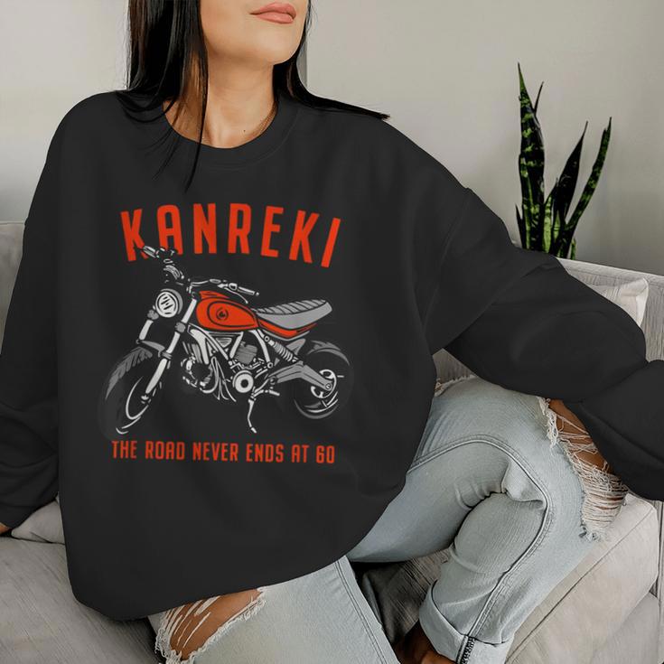 還暦祝い バイク好き 車好き 父 男性 女性 クラシック 60歳 The Road Never Ends At 60 レディーススウェットシャツ 彼女への贈り物