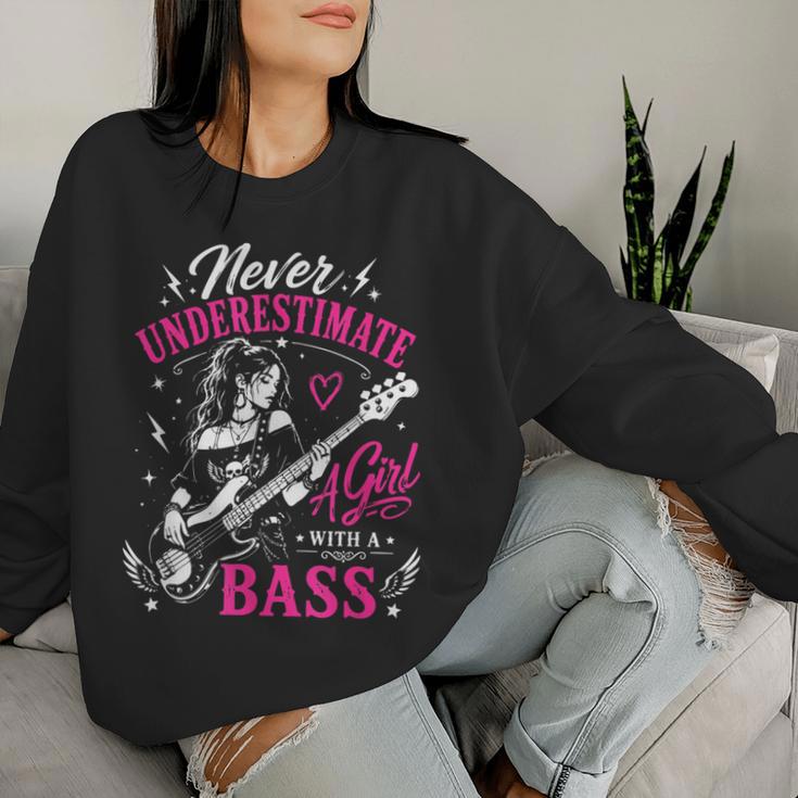 面白いギタリストの言葉 決して過小評価しない A Girl With A Bass レディーススウェットシャツ 彼女への贈り物