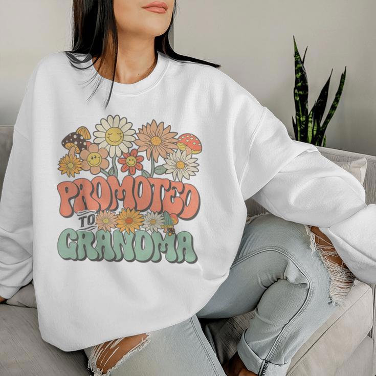 Promoted To Grandma Expecting Baby Daisy Groovy Wildflower レディーススウェットシャツ 彼女への贈り物