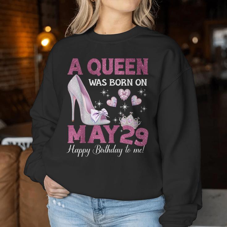 A Queen Was Born On 5月29日 ガーリー 誕生日 クイーン レディーススウェットシャツ 面白い贈り物
