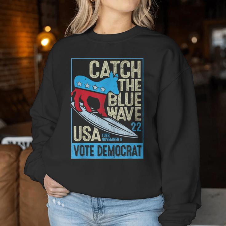 Catch The Blue Waveurfing Democrat Donkey Midterm Election レディーススウェットシャツ 面白い贈り物