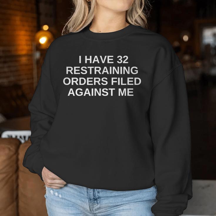 I Have 32 Restraining Orders Filled Against Me Offensiveギフト レディーススウェットシャツ 面白い贈り物