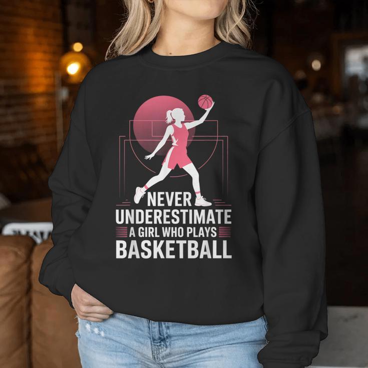 Hoops Never Underestimate A Girl Who Playing Basketball レディーススウェットシャツ 面白い贈り物