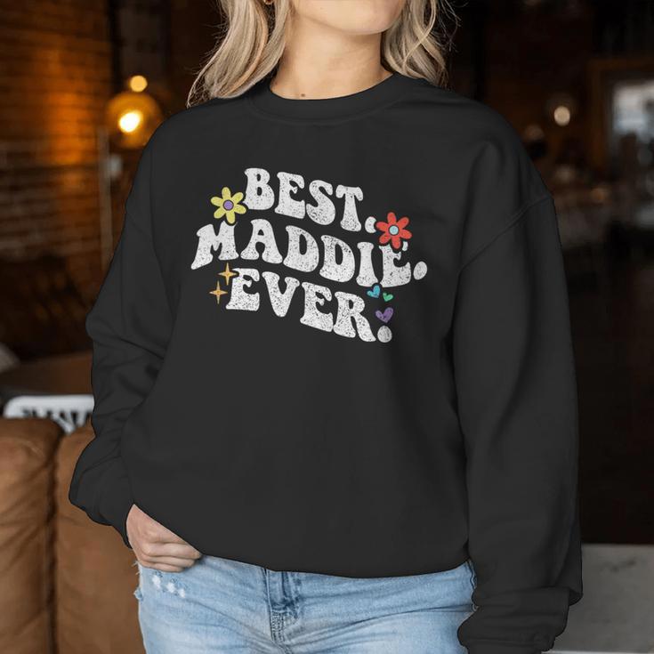Retro Groovy Best Maddie Ever ファーストネーム 母の日 女の子 レディーススウェットシャツ 面白い贈り物