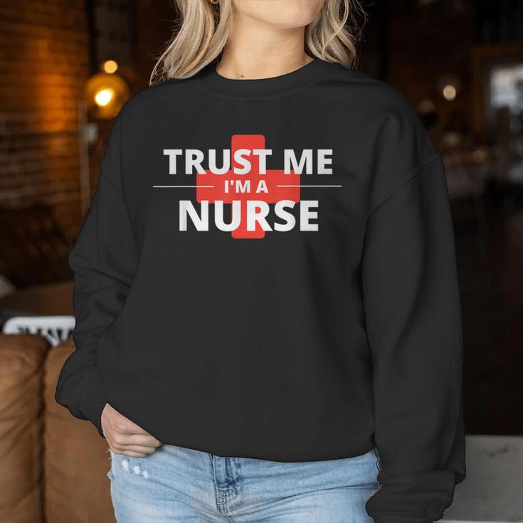 Trust Me Im A Nurseシャツは、すべての看護師、家族、友人に贈ることができます。 レディーススウェットシャツ 面白い贈り物