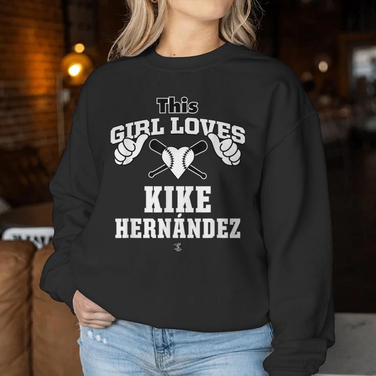 キケ・ヘルナンデス This Girl Loves Gameday レディーススウェットシャツ 面白い贈り物