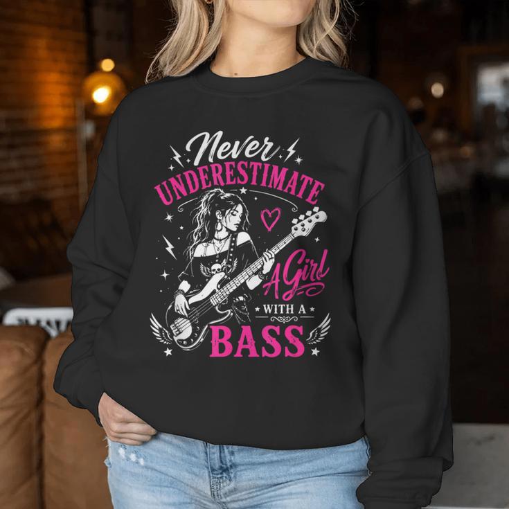 面白いギタリストの言葉 決して過小評価しない A Girl With A Bass レディーススウェットシャツ 面白い贈り物